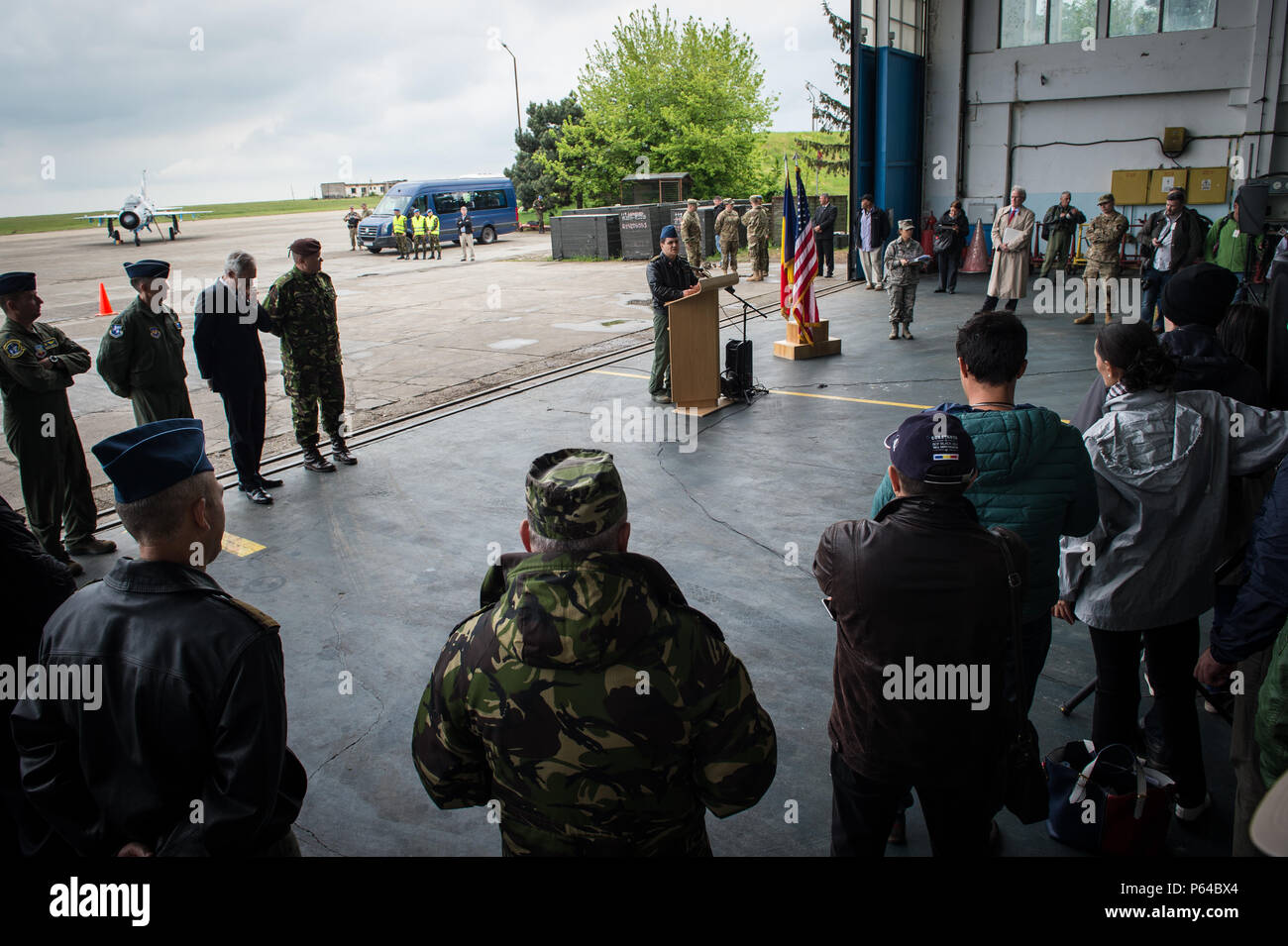 Les cadres supérieurs et dirigeants roumains U.S tour de répondre aux médias lors d'une conférence de presse sur le F-22A Raptors déployées à l'avant qu'à la base aérienne de Mihail Kogalniceanu, la Roumanie, le 25 avril 2016. L'aéronef effectuera l'entraînement aérien avec d'autres aéronefs basé en Europe et sera également déployer avant d'Angleterre pour maximiser les possibilités de formation tout en démontrant l'engagement des États-Unis à l'OTAN et la sécurité de l'Europe. Les Raptors sont déployés à partir du 95e Escadron de chasse, à la base aérienne Tyndall, en Floride. (U.S. Air Force photo de Tech. Le Sgt. Ryan grue/libéré) Banque D'Images