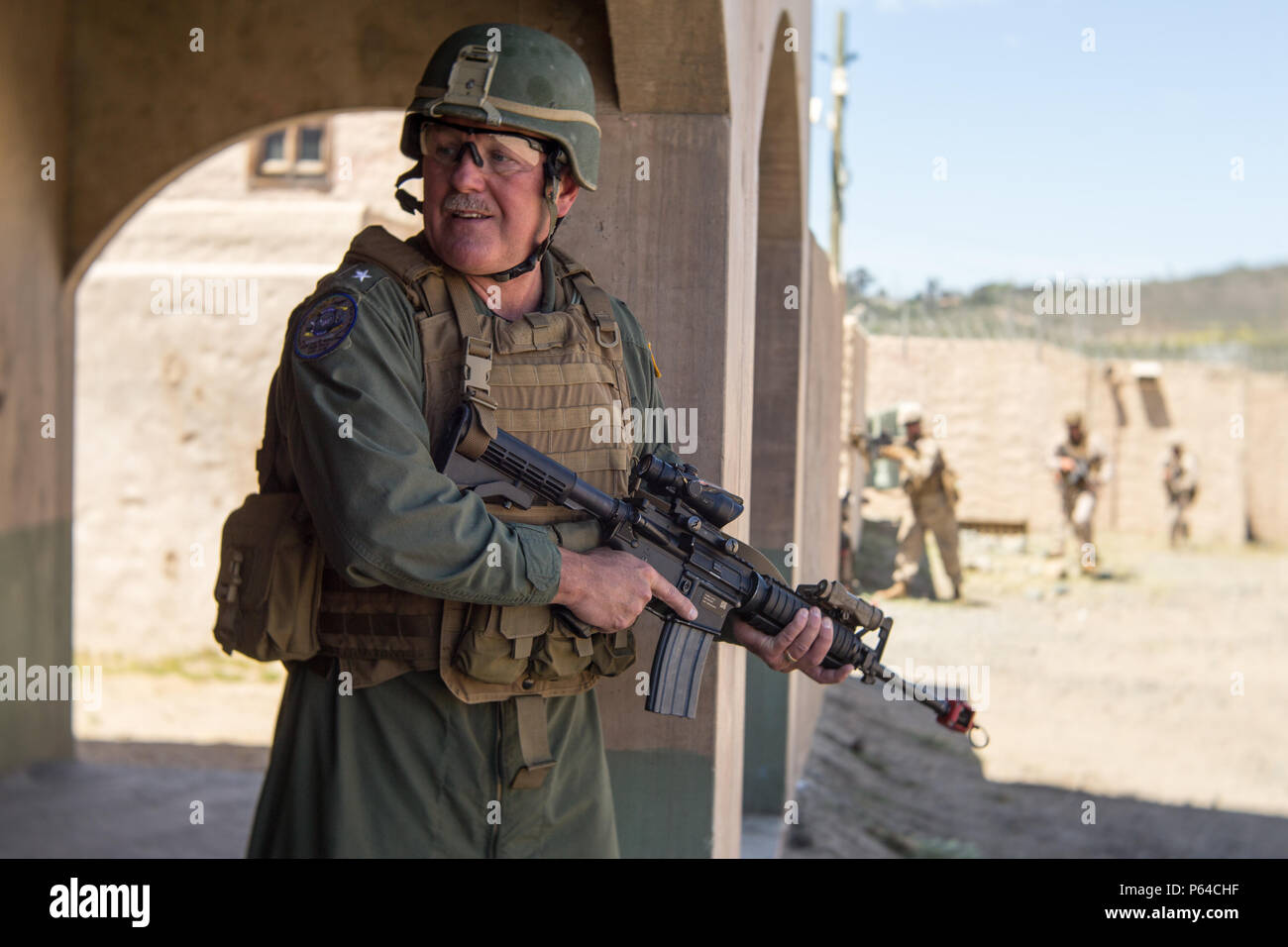 Adm arrière. Daniel H. Fillion, commandant du groupe expéditionnaire, 3, fournit la sécurité arrière sur un bâtiment avec des marines américains de Gogol 1er Bataillon, 4ème Marines, au cours d'un exercice raid pour le raid à bord de cours de chefs de Camp Pendleton, en Californie, Avril 19, 2016. Marines avec 1/4 sont le bataillon de l'équipe d'atterrissage avec la 11e Marine Expeditionary Unit. (U.S. Photo par le Sgt Artillerie Marine. Robert B. Brown Jr./libérés) Banque D'Images