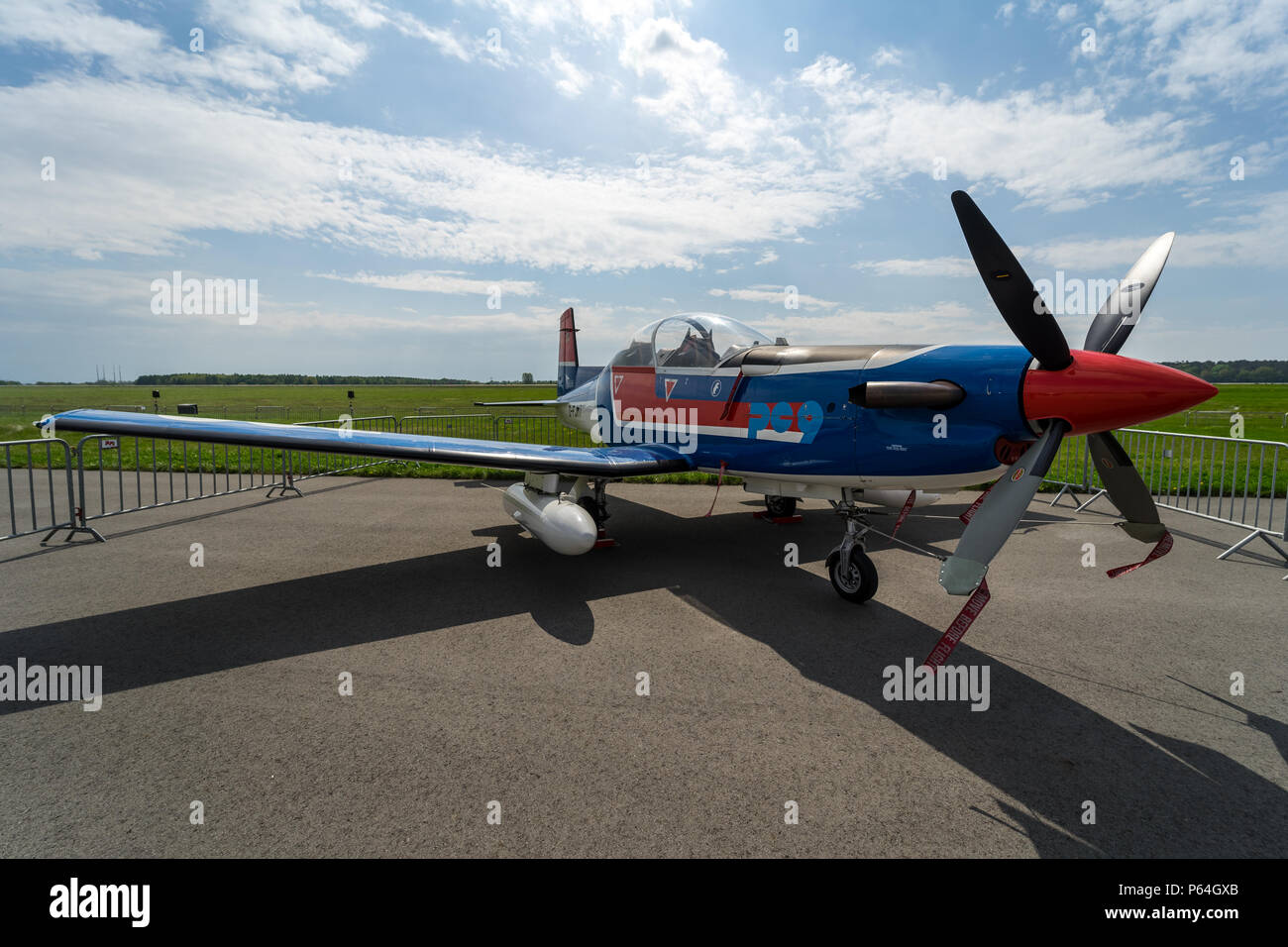 BERLIN, ALLEMAGNE - 25 avril 2018 : les avions d'entraînement avancé Pilatus PC-9 sur l'aérodrome. Exposition salon ILA à 2018. Banque D'Images