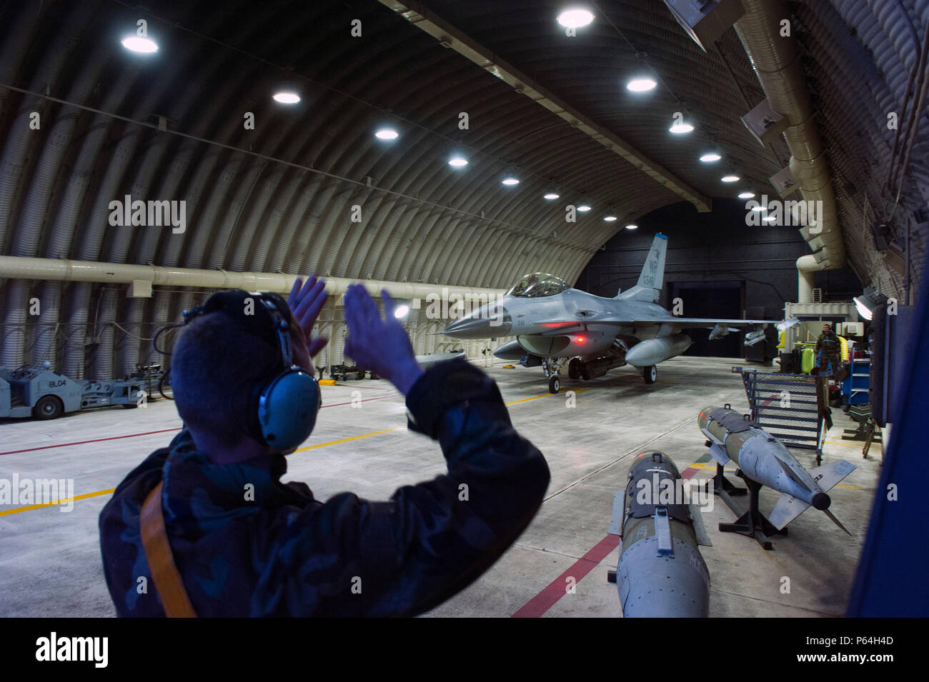 Le sergent de l'US Air Force. Corey Spencer, un chef d'équipe à la 80e Unité de maintenance d'aéronefs, marshals un F-16 Fighting Falcon du 35e Escadron de chasse pendant l'exercice Beverly minuit 16-3 à Kunsan Air Base, République de Corée, le 4 mai 2016. L'essai d'aviateurs sur leur capacité à survivre et à l'exploitation sous l'effort de guerre simulée toutes les activités tout en assurant la production d'avions rapides. (U.S. Photo de l'Armée de l'air par le sergent. Nick Wilson) Banque D'Images