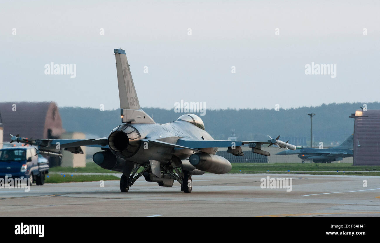 Un F-16 Fighting Falcon du 35e Escadron de chasse Les taxis sur la piste pendant Beverly minuit 16-3 à Kunsan Air Base, République de Corée, le 4 mai 2016. L'essai d'aviateurs sur leur capacité à survivre et à l'exploitation sous l'effort de guerre simulée toutes les activités tout en assurant la production d'aéronefs raipid. (U.S. Photo de l'Armée de l'air par le sergent. Nick Wilson/libérés) Banque D'Images