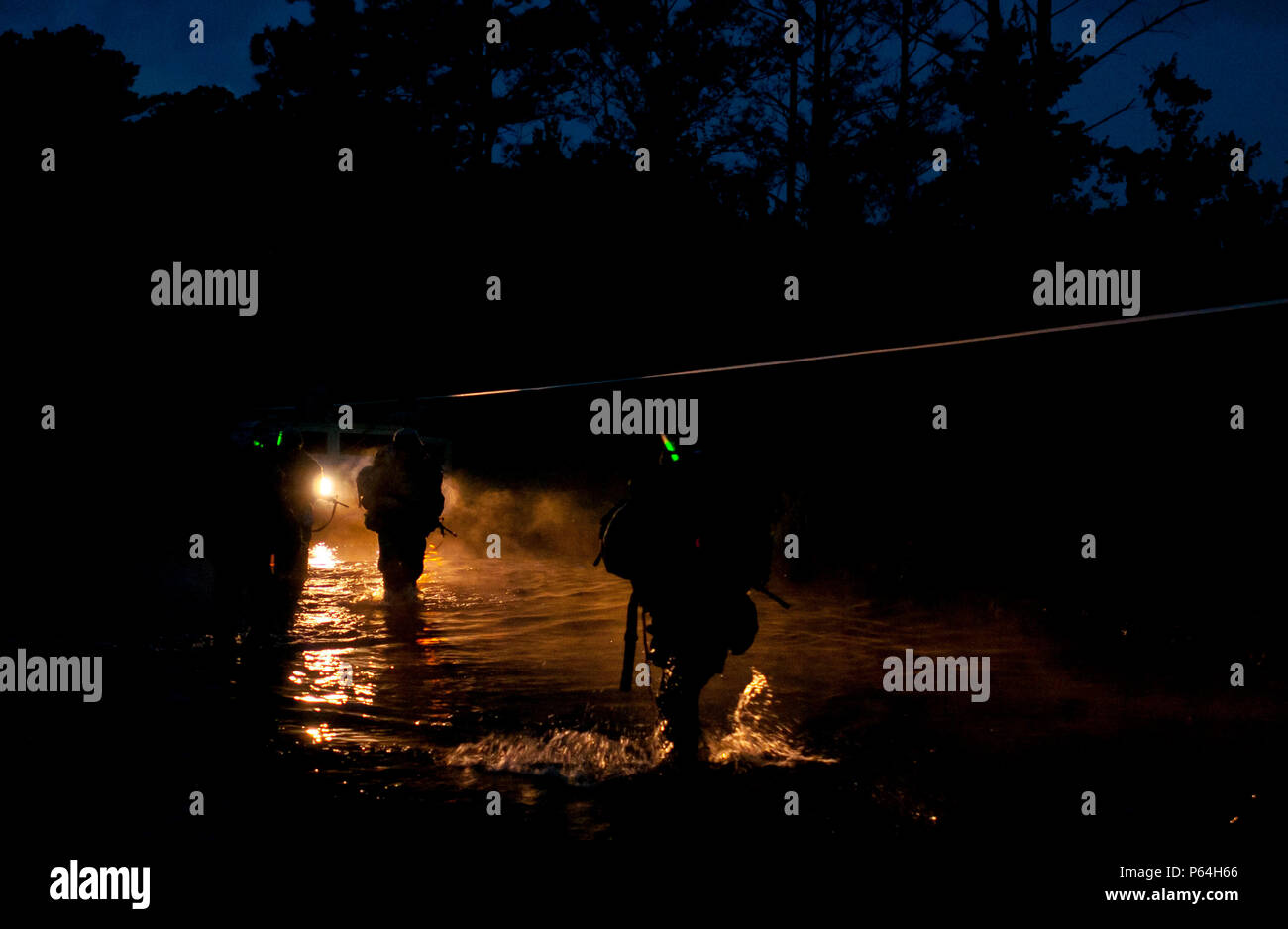 À pied à travers l'eau des concurrents pendant le cas de mars 2016 l'armée américaine de la concurrence meilleur guerrier à Fort Bragg, NC, le 3 mai. Cette année, le meilleur guerrier La concurrence va déterminer le rang haut officier et soldat enrôlé junior qui représentera l'Armée dans le département de l'Armée Concours meilleur guerrier plus tard cette année à Fort A.P. Hill, en Virginie (É.-U. Photo de l'armée par le Sgt. Christina M. Dion / relâché) Banque D'Images