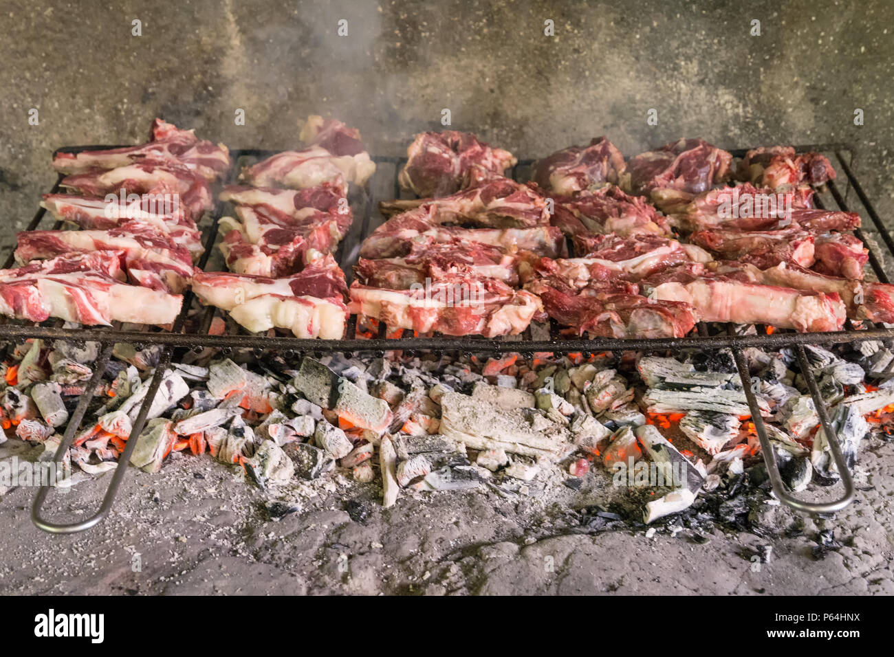 Côtelettes de chèvre grillée. Rôti sur un barbecue barbecue en brique typique en Sardaigne, Italie. Selective focus Banque D'Images