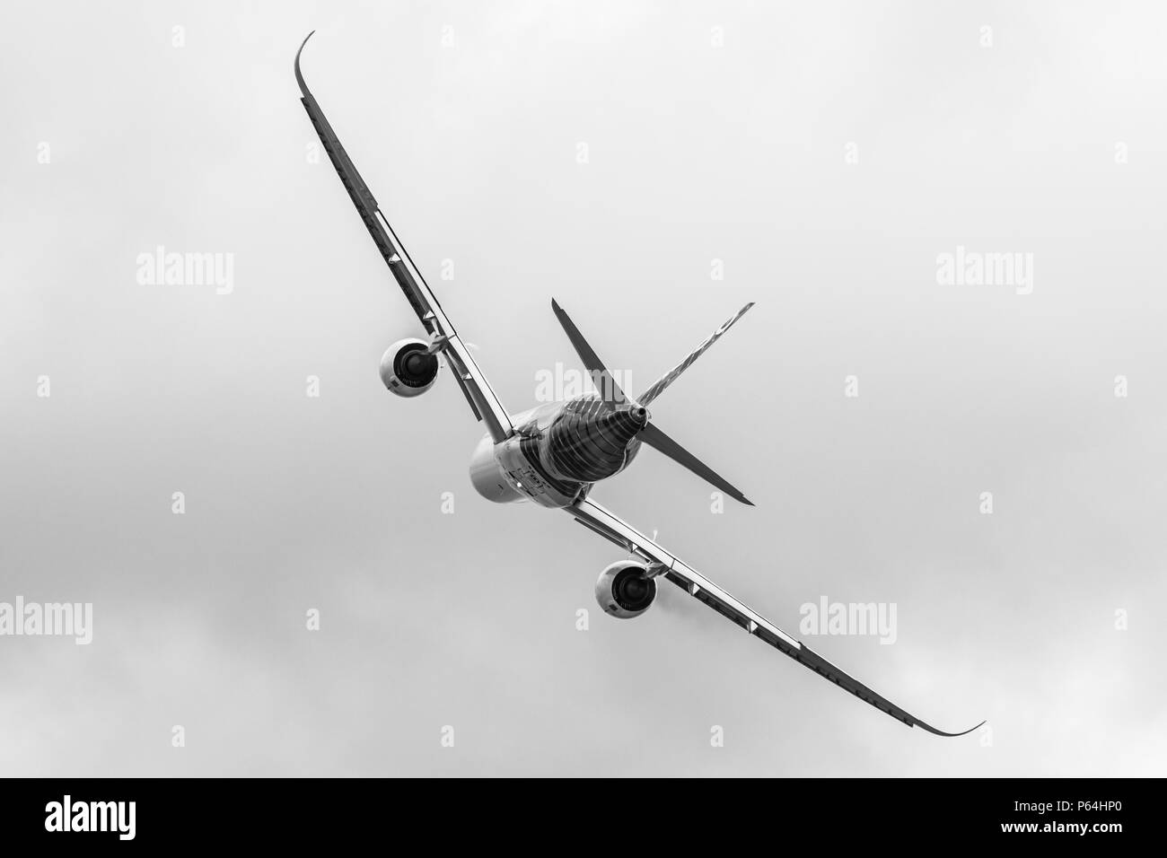 Vol de démonstration de l'avion de ligne gros-porteurs Airbus A350 XWB. Noir et blanc. ILA Berlin Air Show Exhibition 2018 Banque D'Images