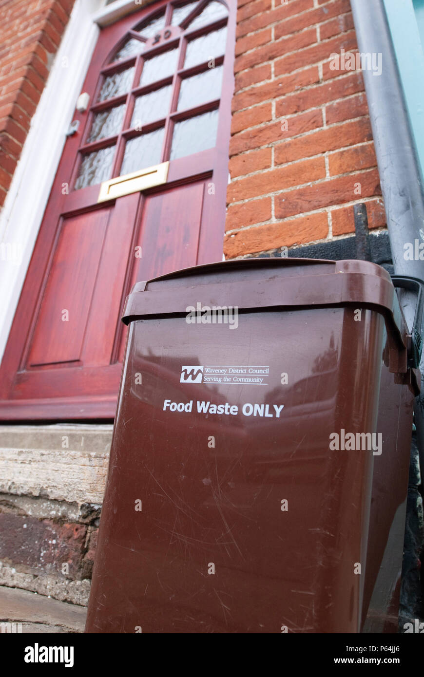 Conseil local de recyclage des déchets alimentaires contenant de collecte, Suffolk, UK Banque D'Images