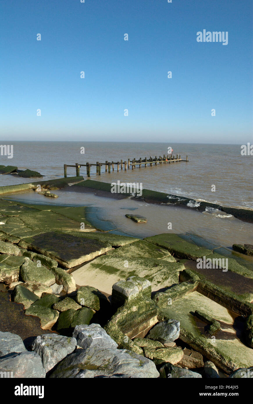 Old Pier et les roches près de sea, Royaume-Uni Banque D'Images