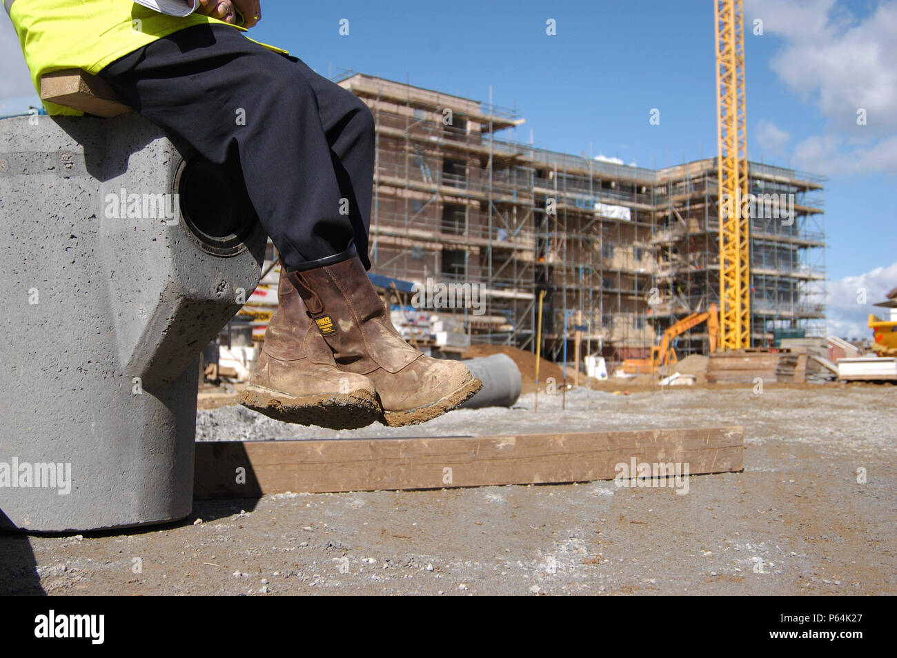 Travailleur de la construction bénéficiant d'une pause sur un chantier. Banque D'Images