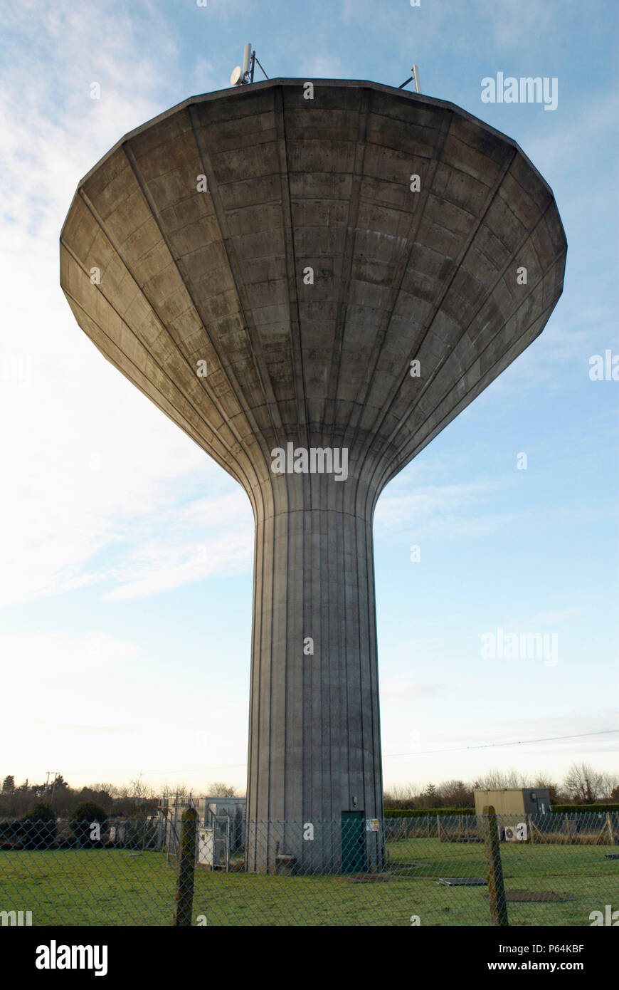 Chateau D Eau En Forme De Champignon Maintenant Utilise Comme Telephone Mobile Mat Swaffham Norfolk Uk Photo Stock Alamy