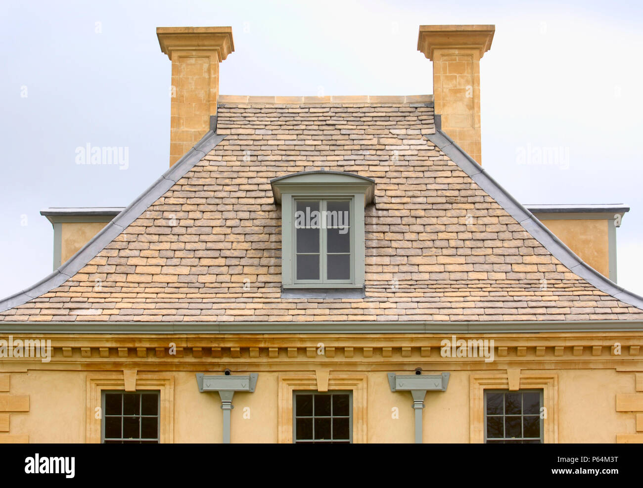 Bâtiment en pierre de Cotswold avec fenêtres de toit lucarne à Longborough festival opera Gloucestershire, Royaume-Uni Banque D'Images