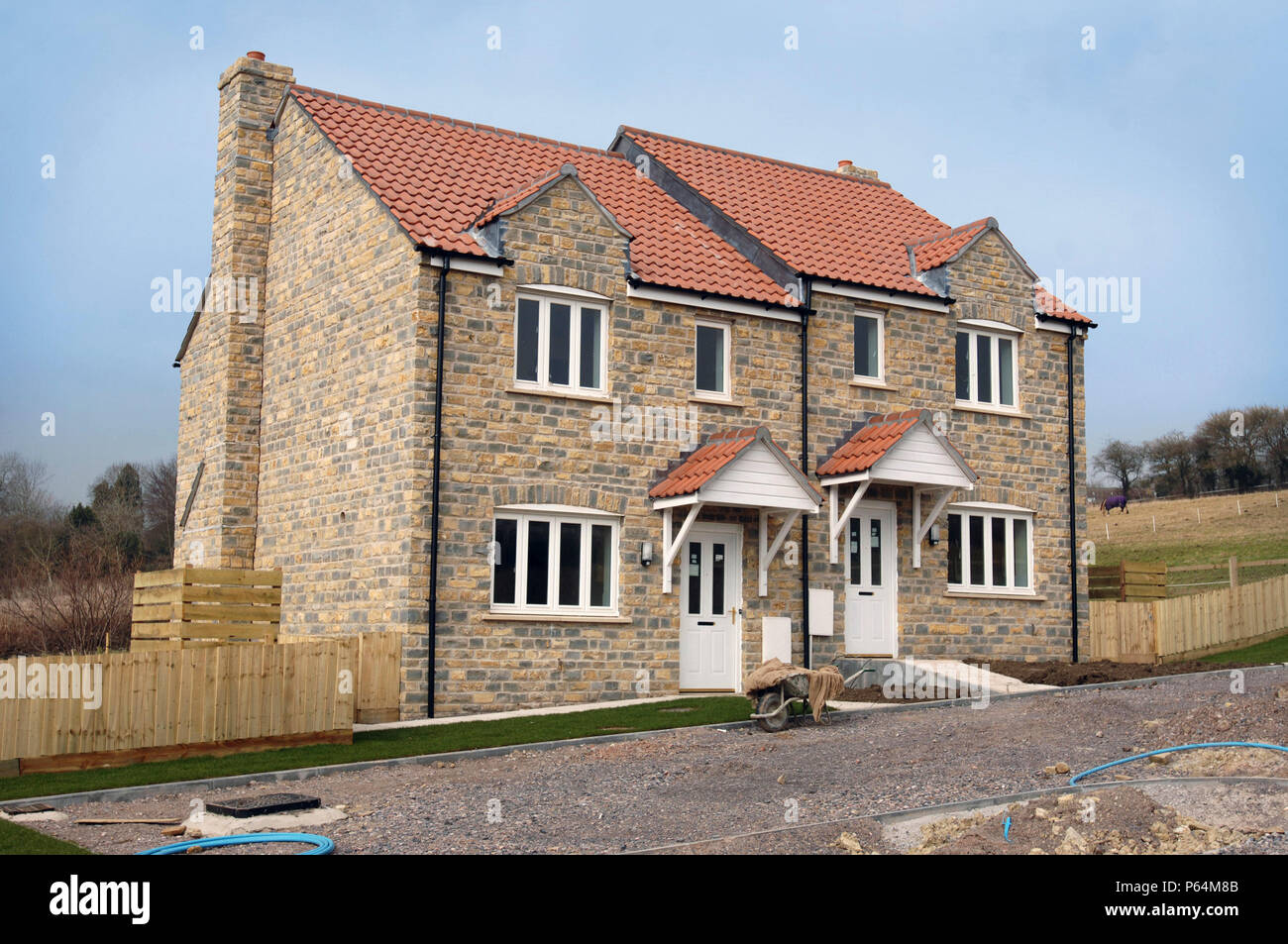 Le logement abordable construit par Glastonbury Festival Rock fondateur Michael Eavis dans le village de Pilton, Somerset, UK Banque D'Images