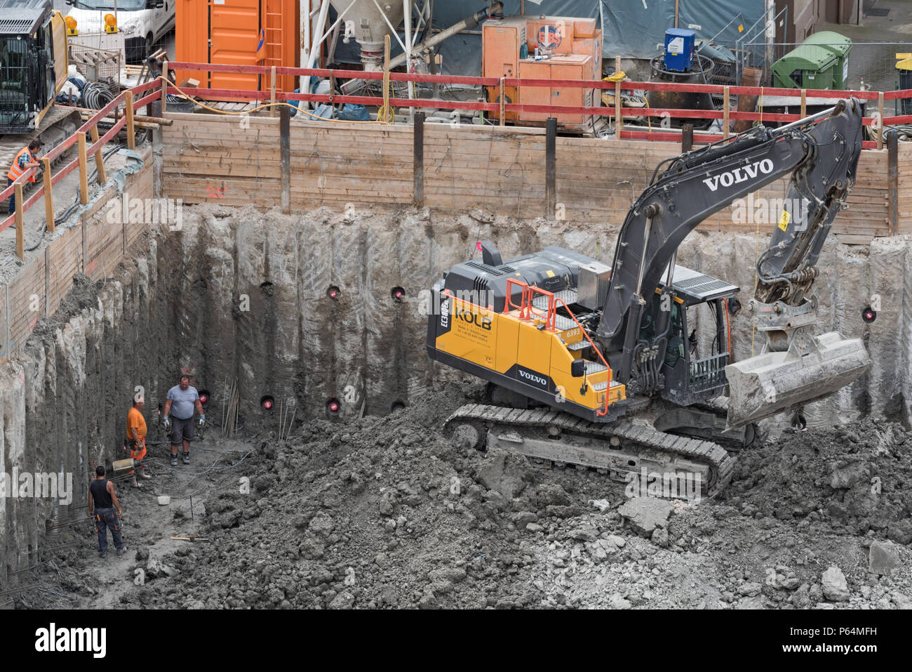La cave de levage du chargeur sur roues sur un site de construction Banque D'Images