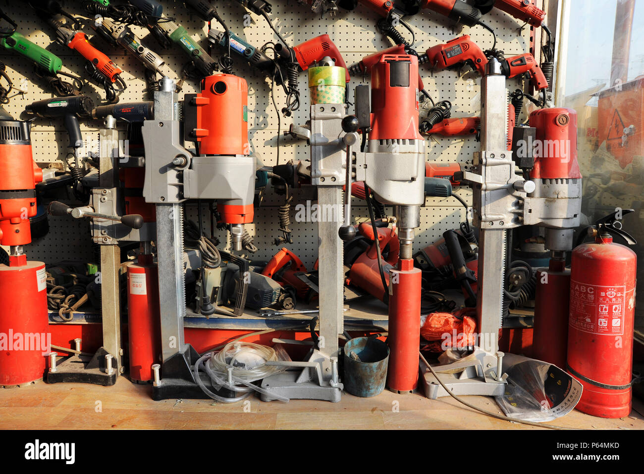 Vente à des exercices d'un marché de produits de construction, l'est de Beijing, Chine Banque D'Images