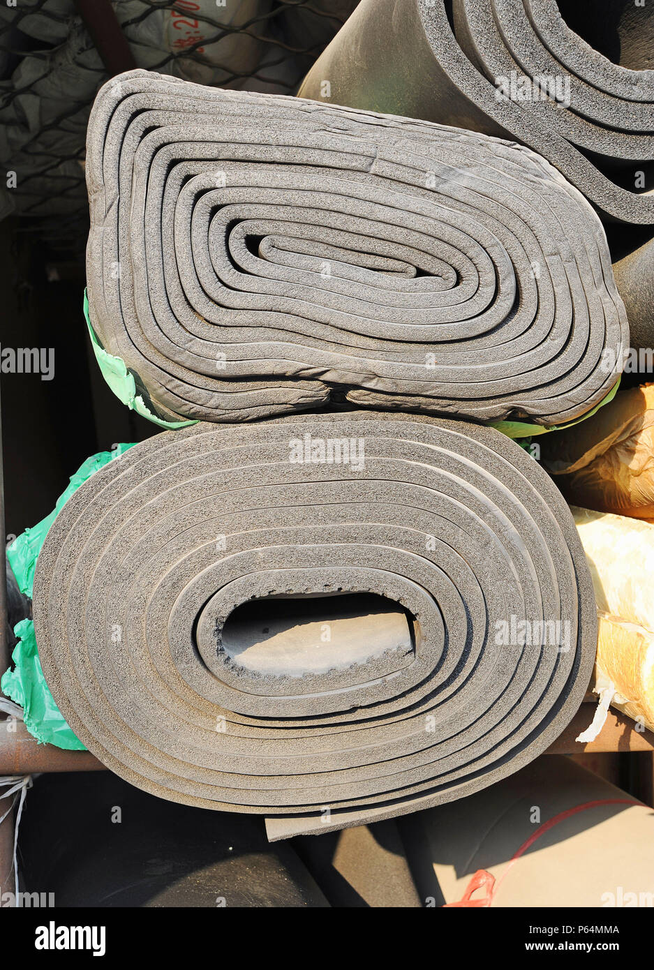 Mousse isolante en vente sur un marché de produits de construction, l'est de Beijing, Chine Banque D'Images