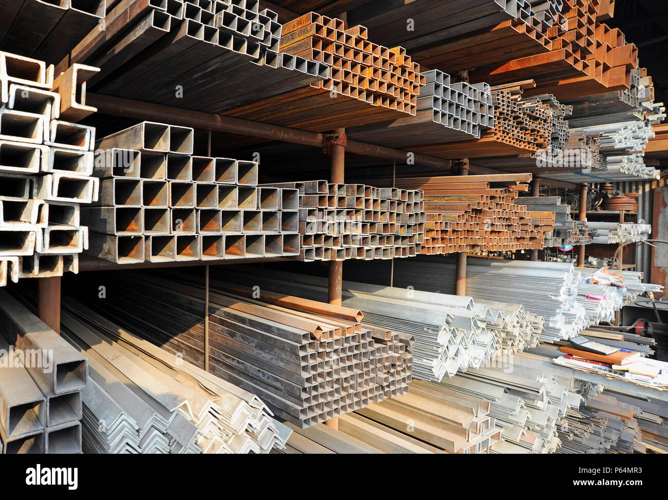 La canalisation en acier en vente sur un marché de produits de construction, l'est de Beijing, Chine Banque D'Images
