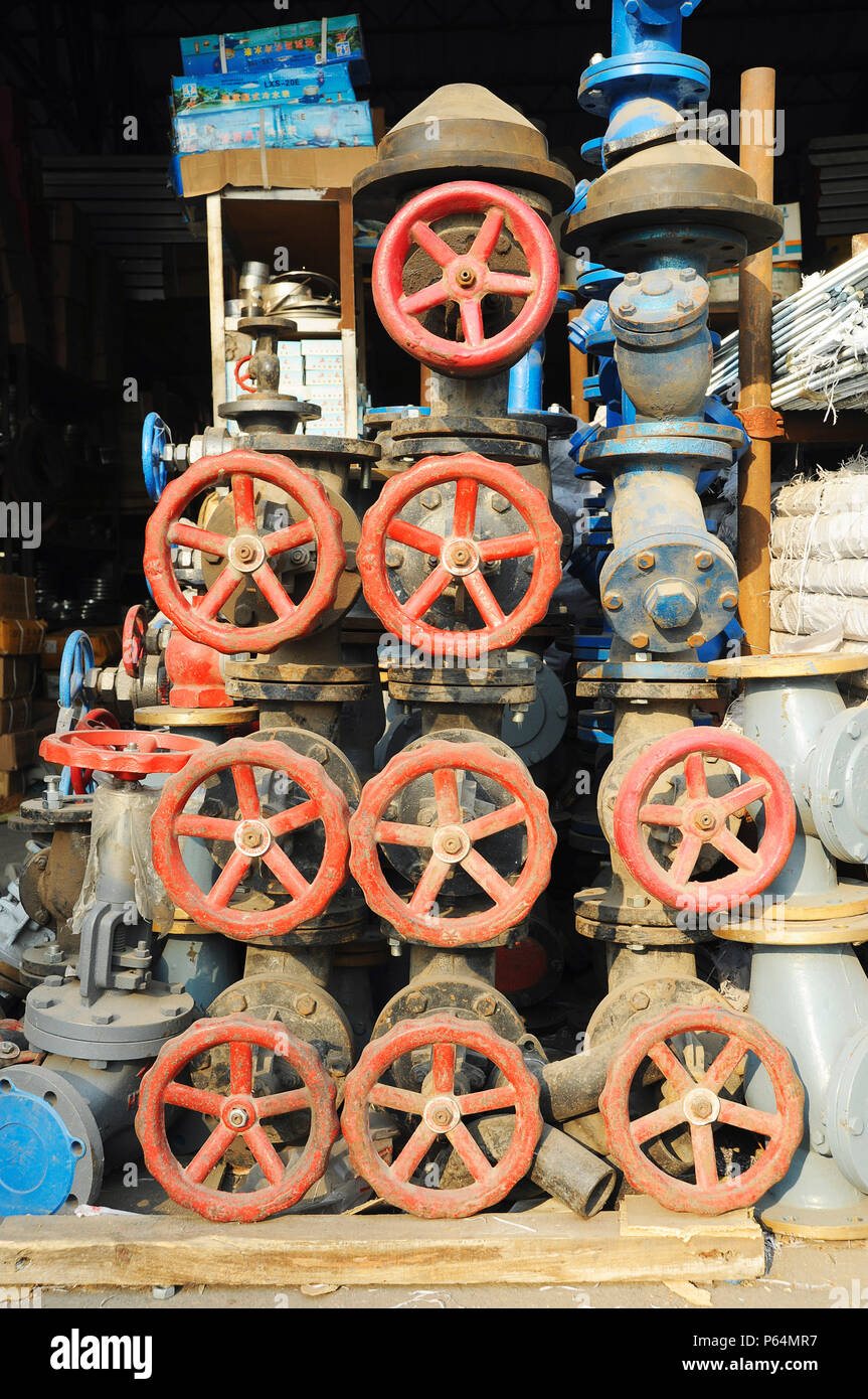 Des vannes d'arrêt à la vente à un marché de produits de construction, l'est de Beijing, Chine Banque D'Images