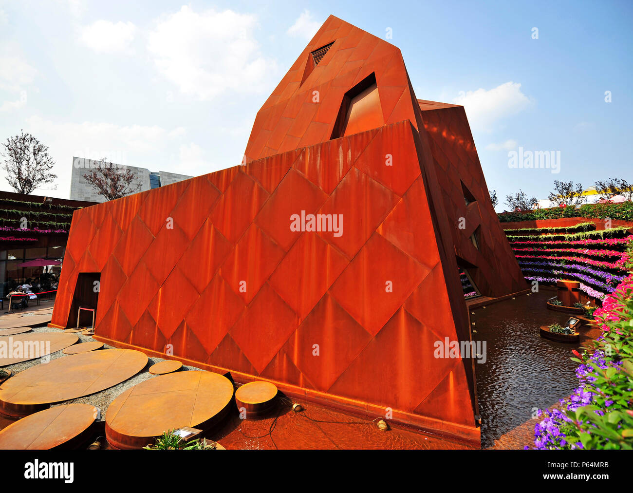 Le pavillon du Luxembourg à l'Exposition Universelle 2010 de Shanghai, Chine, est revêtu de l'acier Corten. Banque D'Images