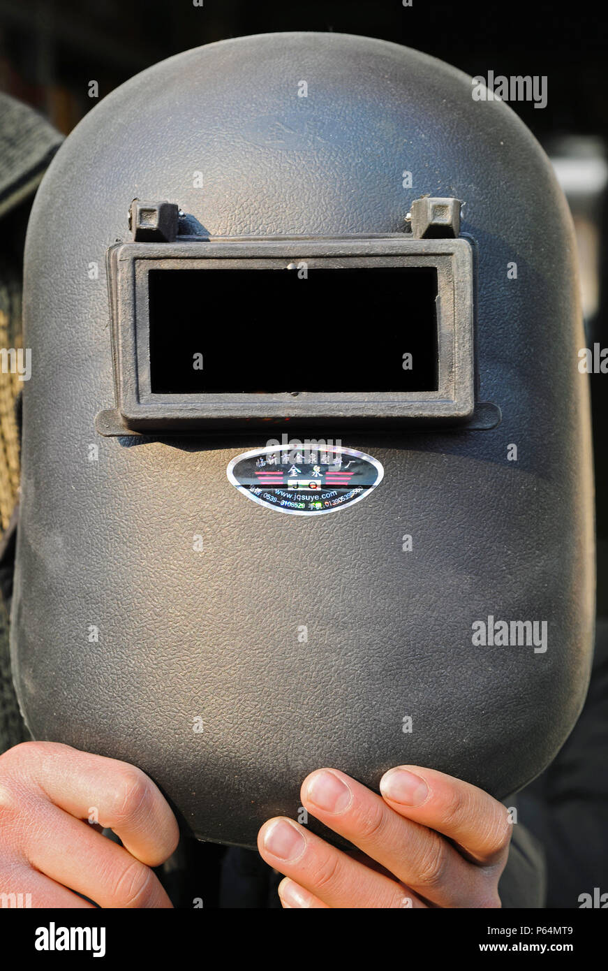 Masque de soudage en vente sur un marché de produits de construction, l'est de Beijing, Chine Banque D'Images