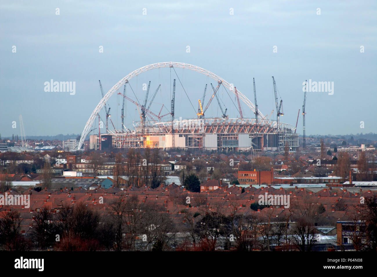 Nouveau Stade de Wembley en construction en janvier 2005, à à l'arch et grues sur les toits du sud au crépuscule, London, UK Banque D'Images