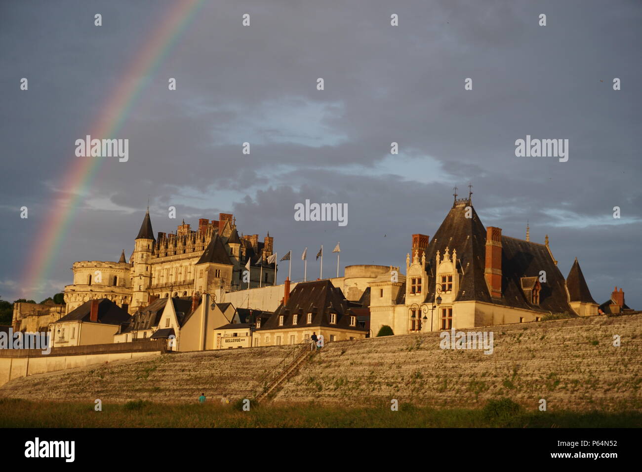 Un arc-en-ciel colorés qui brille au-dessus de la vieille ville médiévale château de pierre d'Amboise, France sur la Loire Banque D'Images
