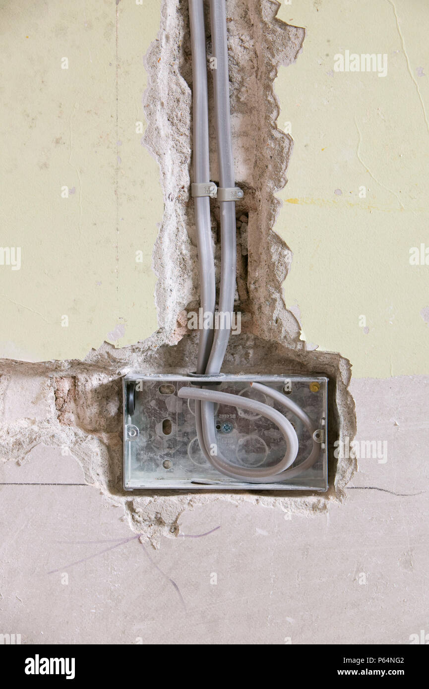 Le câblage d'un connecteur douille dans un mur de la maison UK Banque D'Images