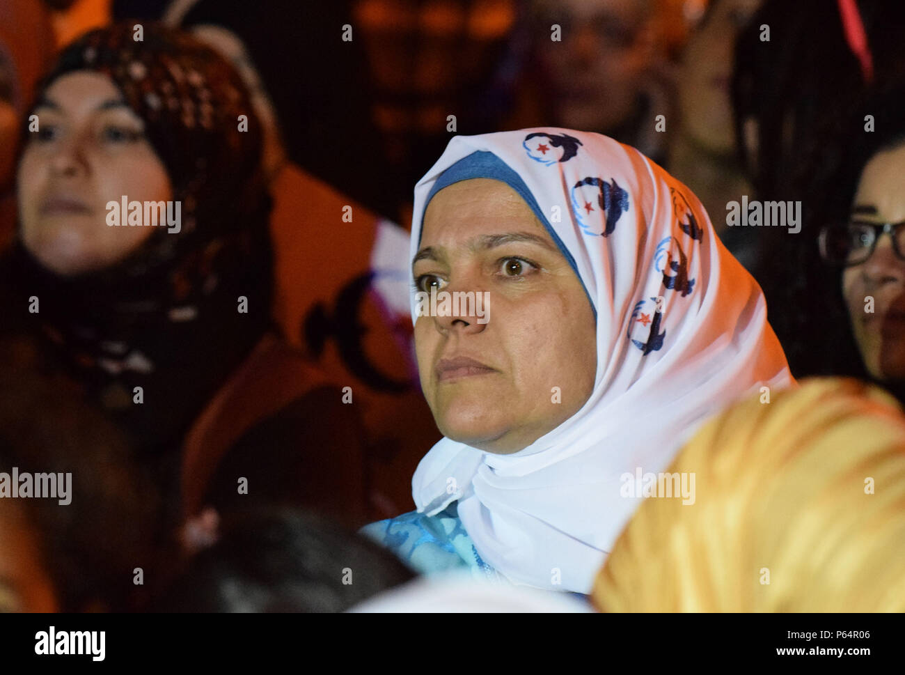 24 octobre 2014 - Tunis, Tunisie : des partisans du parti islamiste Ennahda assister à un grand rassemblement sur l'avenue Bourguiba, épicentre de la révolution de 2011. Le chef du parti, Rached Ghannouchi, est venu à l'appui de ses candidats locaux. Les prochaines élections générales, qui opposent les parti Nidaa Tounes laïque contre le parti islamiste Ennahda, est considéré comme un test essentiel de la pays nord-africain, fragile transition vers la démocratie. Élections réunion du parti Ennahda avenue Bourguiba a Tunis.*** LA FRANCE / PAS DE VENTES DE MÉDIAS FRANÇAIS *** Banque D'Images