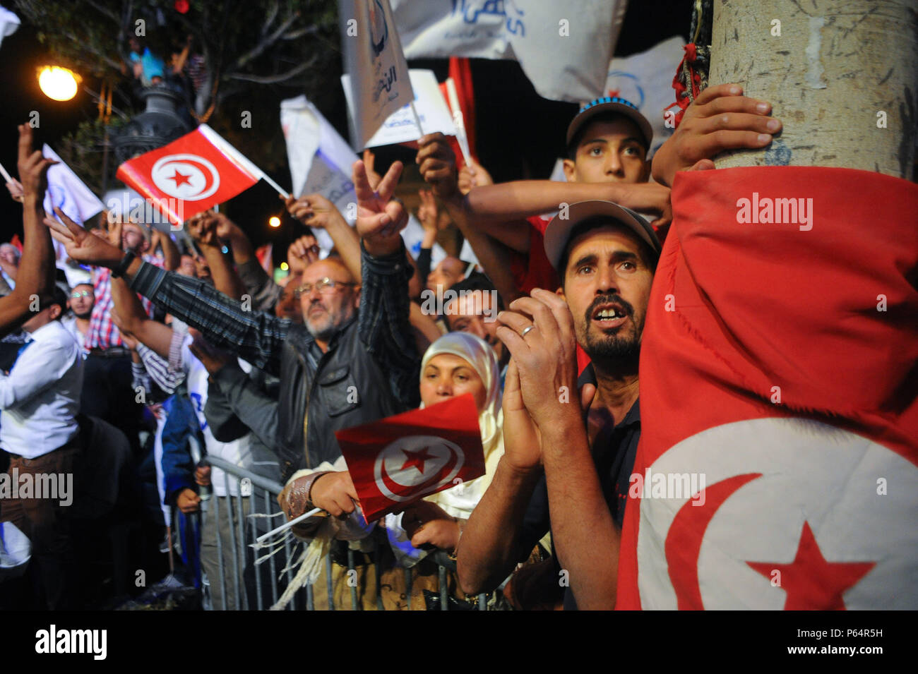 24 octobre 2014 - Tunis, Tunisie : des partisans du parti islamiste Ennahda assister à un grand rassemblement sur l'avenue Bourguiba, épicentre de la révolution de 2011. Le chef du parti, Rached Ghannouchi, est venu à l'appui de ses candidats locaux. Les prochaines élections générales, qui opposent les parti Nidaa Tounes laïque contre le parti islamiste Ennahda, est considéré comme un test essentiel de la pays nord-africain, fragile transition vers la démocratie. Élections réunion du parti Ennahda avenue Bourguiba a Tunis.*** LA FRANCE / PAS DE VENTES DE MÉDIAS FRANÇAIS *** Banque D'Images