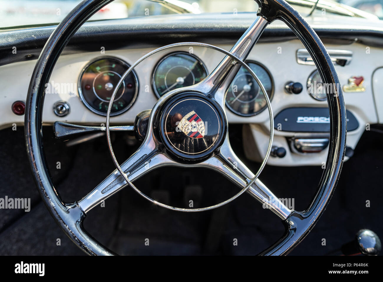 L'intérieur de voiture de sport Porsche 356B. Point sur le premier plan. Oldtimertage Berlin-brandebourg (31ème jour). Oldtimer Berlin-brandebourg Banque D'Images