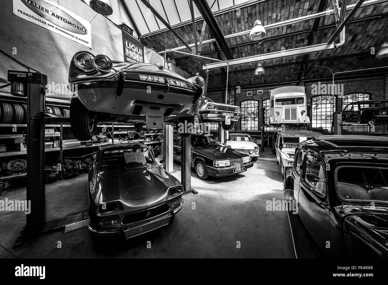 Un atelier pour l'entretien et la réparation de voitures rétro dans le complexe de bâtiments Classic Remise Berlin. Banque D'Images