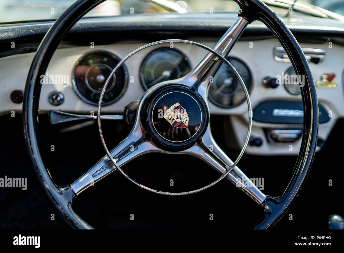 L'intérieur de voiture de sport Porsche 356B. Point sur le premier plan. Oldtimertage Berlin-brandebourg (31ème jour). Oldtimer Berlin-brandebourg Banque D'Images