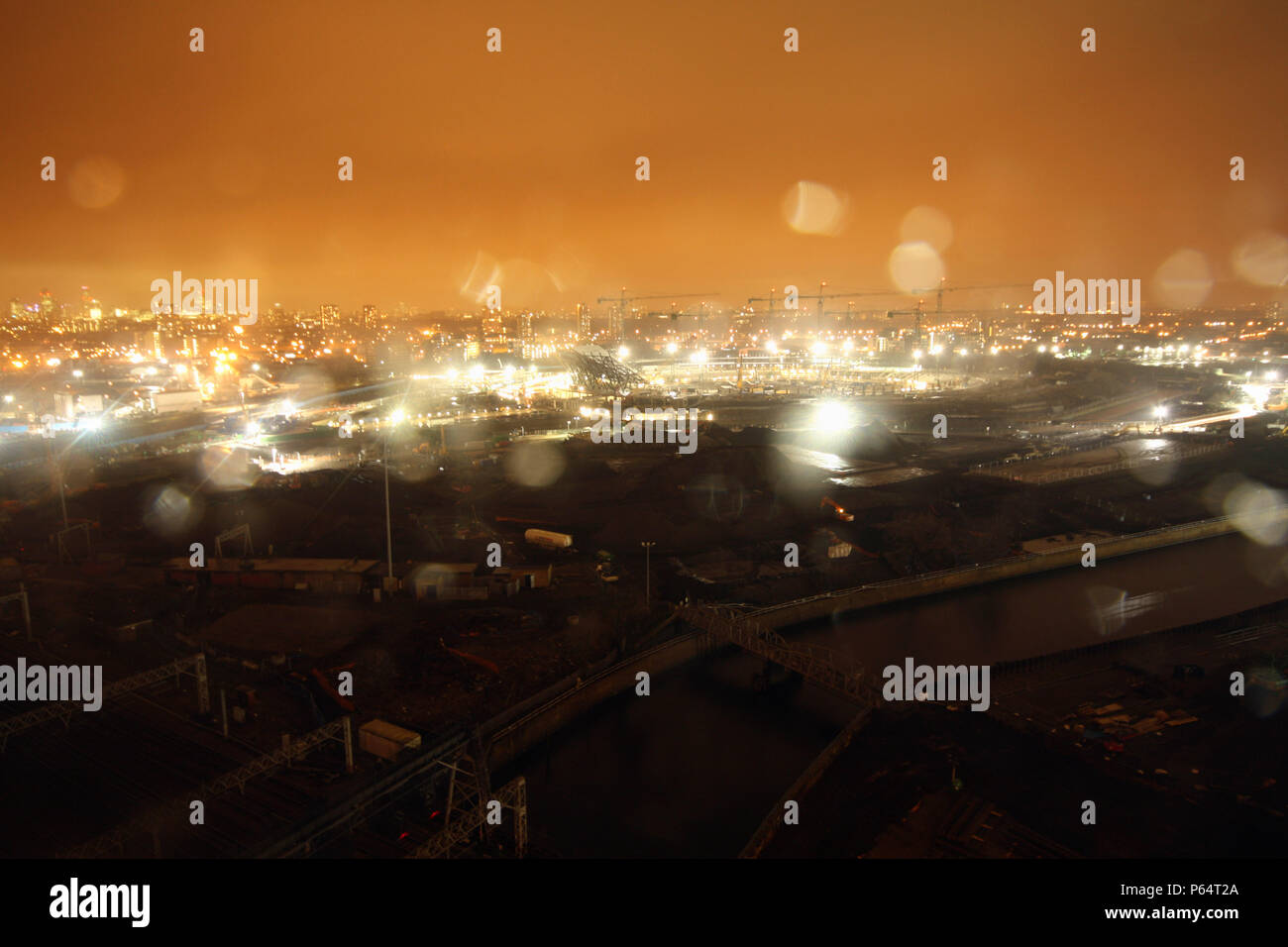 Au cours de la construction du stade olympique, Stratford, London, UK, soirée avec des gouttes de pluie sur l'objectif de l'appareil photo, janvier 2009, à l'Ouest Banque D'Images