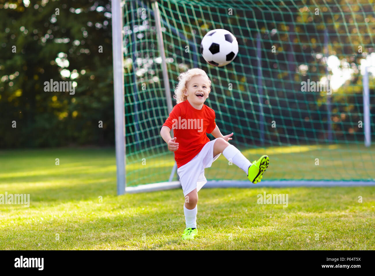 enfant-qui-joue-au-foot-banque-de-photographies-et-d-images-haute