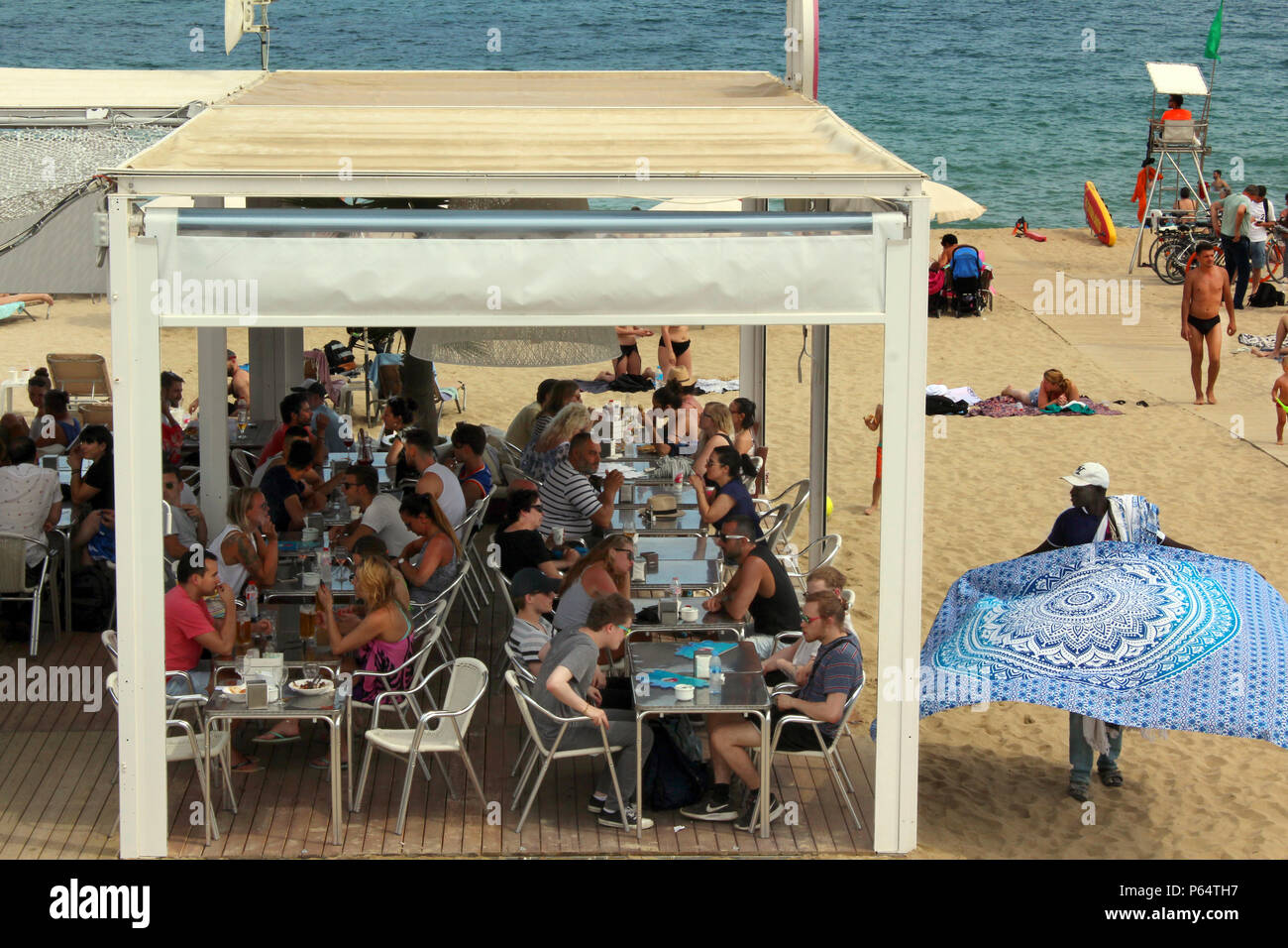 Scène bar de plage Mar bella, Barcelone, Poblenou Banque D'Images