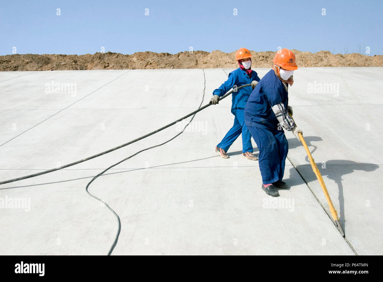 Nettoyer les fissures dans le Sud/Nord Projet de dérivation, près de Shijiazhuang, Province de Hebei, Chine, 28 février 2008. Ce projet permettra d'eve Banque D'Images