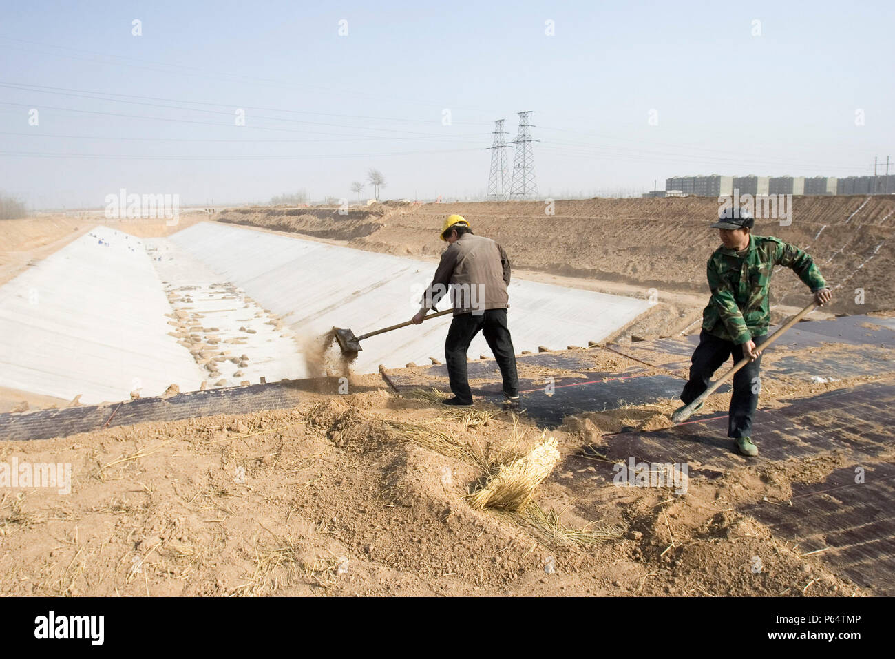 Pelle de travailleurs sur le site de terre du Sud/Nord Projet de dérivation, près de Shijiazhuang, Province de Hebei, Chine, 28 février 2008. Ce proje Banque D'Images