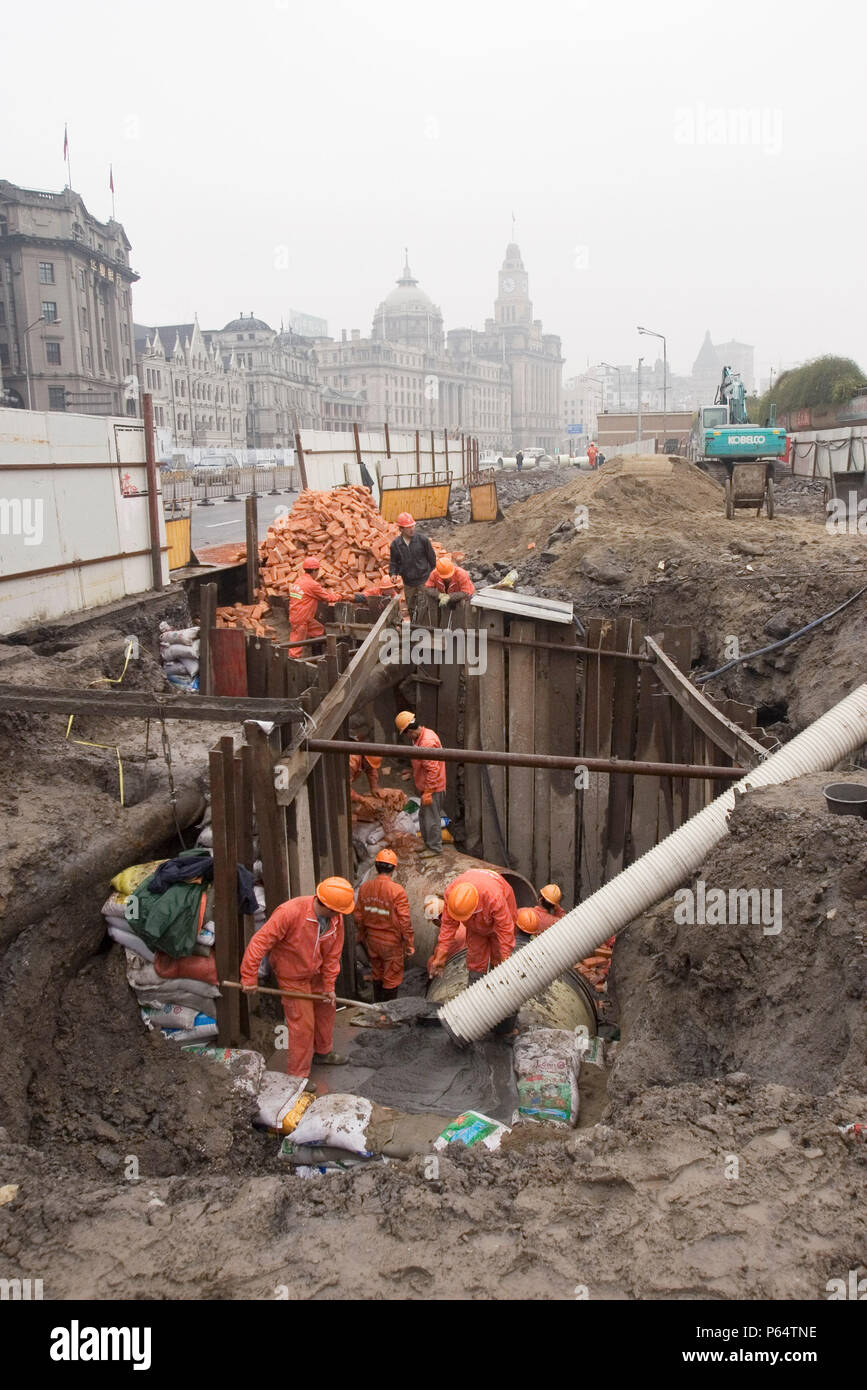 Les travailleurs chinois à l'œuvre sur le Bund à Shanghai, Chine, 22 mars 2008. La construction fait partie du projet, un passage Bund niveau deux undergroun Banque D'Images