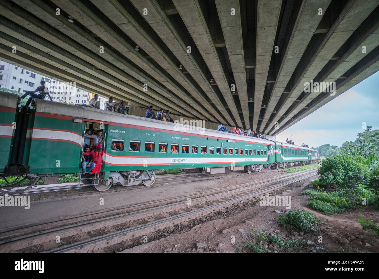 Les passagers sur le dessus d'un train à Dhaka, Bangladesh Banque D'Images