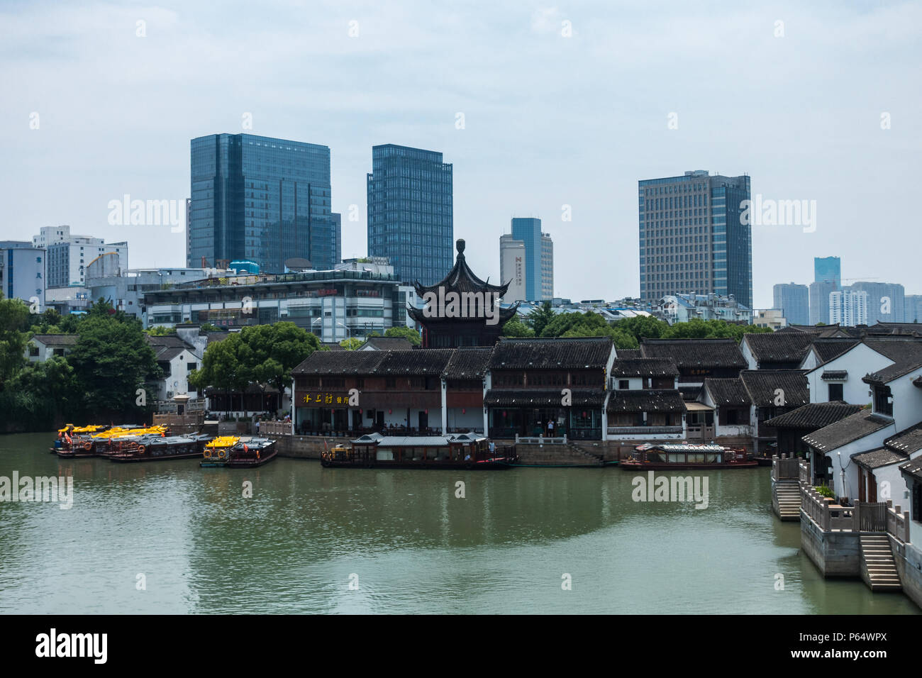 L'architecture traditionnelle et architecture moderne en Shan Tang Jie à Suzhou, Chine le 2 juin, 2018 Banque D'Images