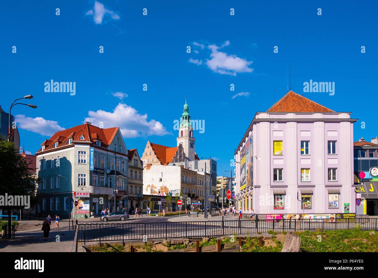 Olsztyn, Warmian-Masurian / Pologne - 2018/06/16 centre-ville : Olsztyn avec Slowianskiej Jednosci square et l'Hôtel de Ville Banque D'Images