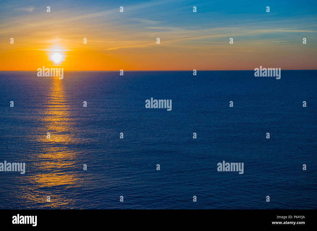 Coucher de soleil sur la mer Méditerranée à Menton en Provence-Alpes-Côte  d'Azur, France Photo Stock - Alamy
