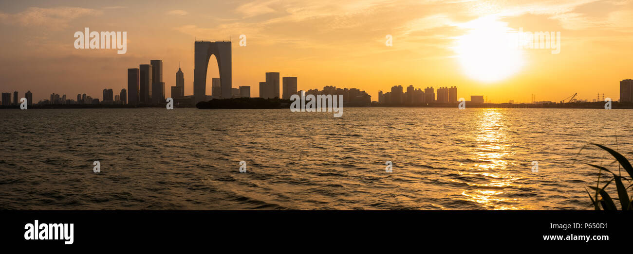 La rivière Coucher du soleil à la porte de l'Orient à Suzhou, Chine Banque D'Images La rivière Coucher du soleil à la porte de l'Orient à Suzhou, Chine Banque D'Images