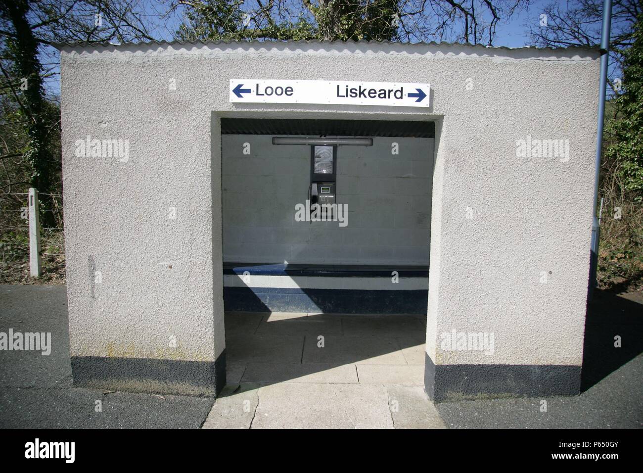 Avec un abri d'attente au téléphone public Causeland station sur la ligne de la direction générale à New Liskeard, Cornwall Looe. 2006 Banque D'Images