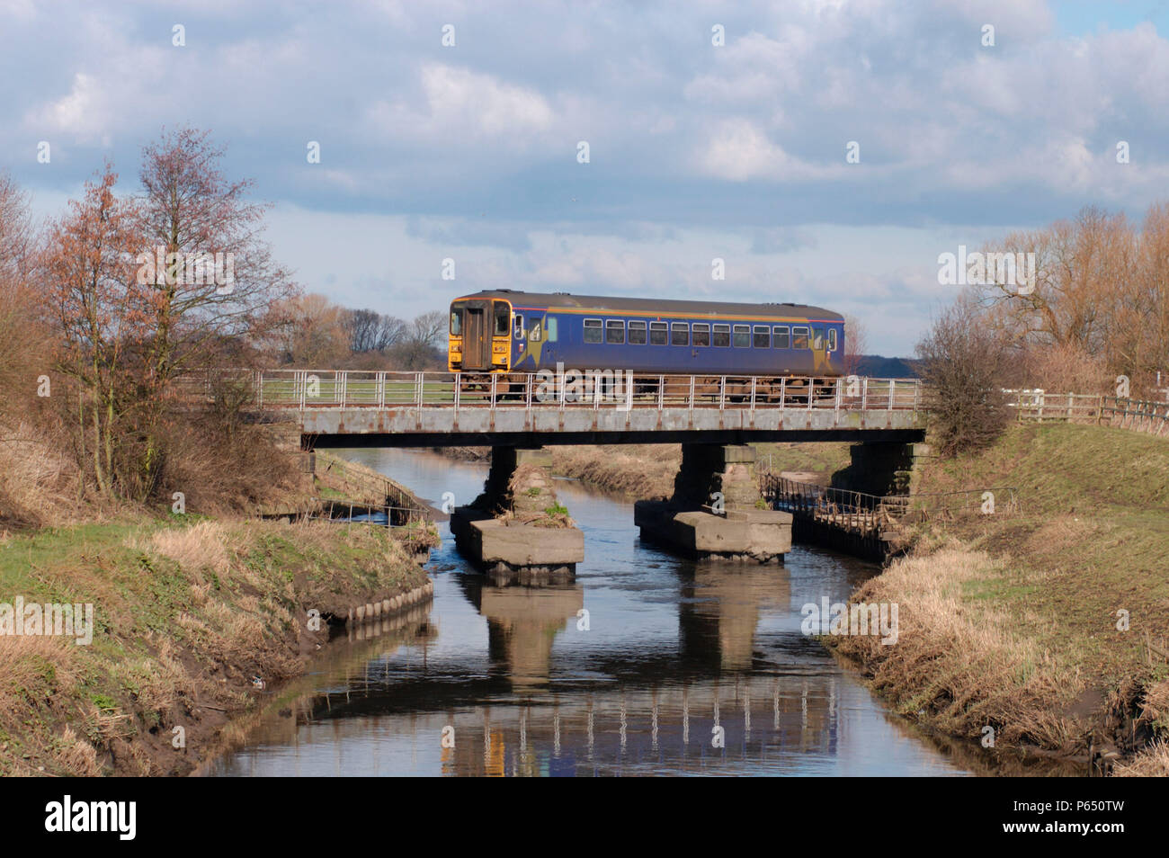 Une classe 153 Sprinter rame DMU traverse la rivière à l'approche de Rufford tout en travaillant le Preston - Ormskirk de navette. Mars 2005. Banque D'Images