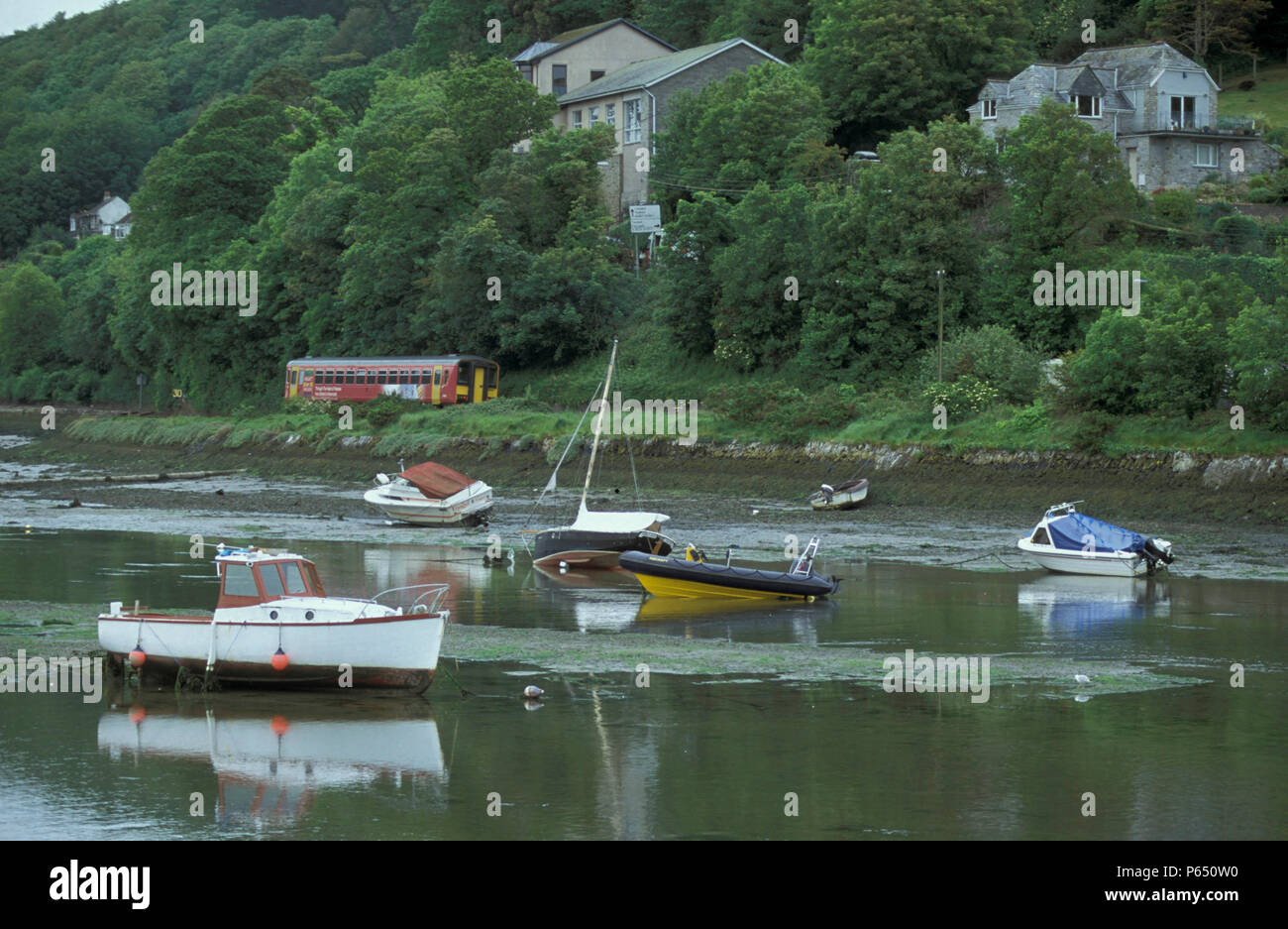 Une classe 153 Trains Wessex service sur la Liskeard à Looe Branch de Sandplace sur sa façon de Looe. L'année 2002. Banque D'Images