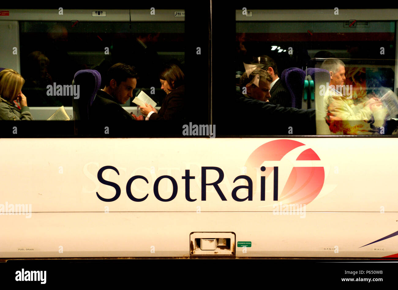 Une classe 170 Turbostar porte le nouveau premier ScotRail de marque. Novembre 2004. Banque D'Images