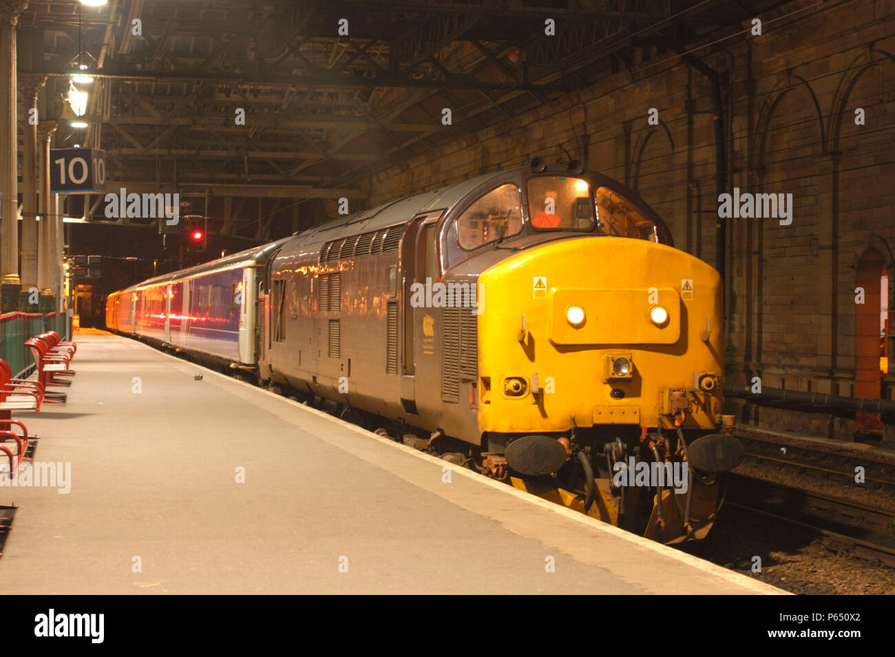 Une locomotive diesel de la classe 37 se tient à Edinburgh Waverley dans les premières heures en attente de départ avec le Fort William partie de la bof de trains-couchettes Banque D'Images