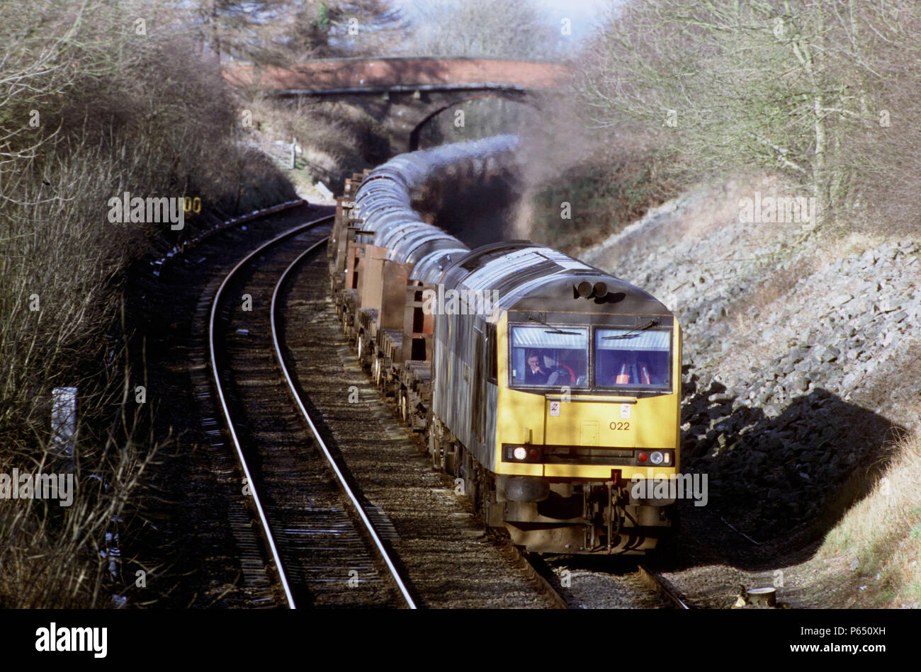 Une classe 60/diesel electric tire un train de bobines d'acier au Newton Harcourt dans la campagne environnante. Leicetershire c1992 Banque D'Images