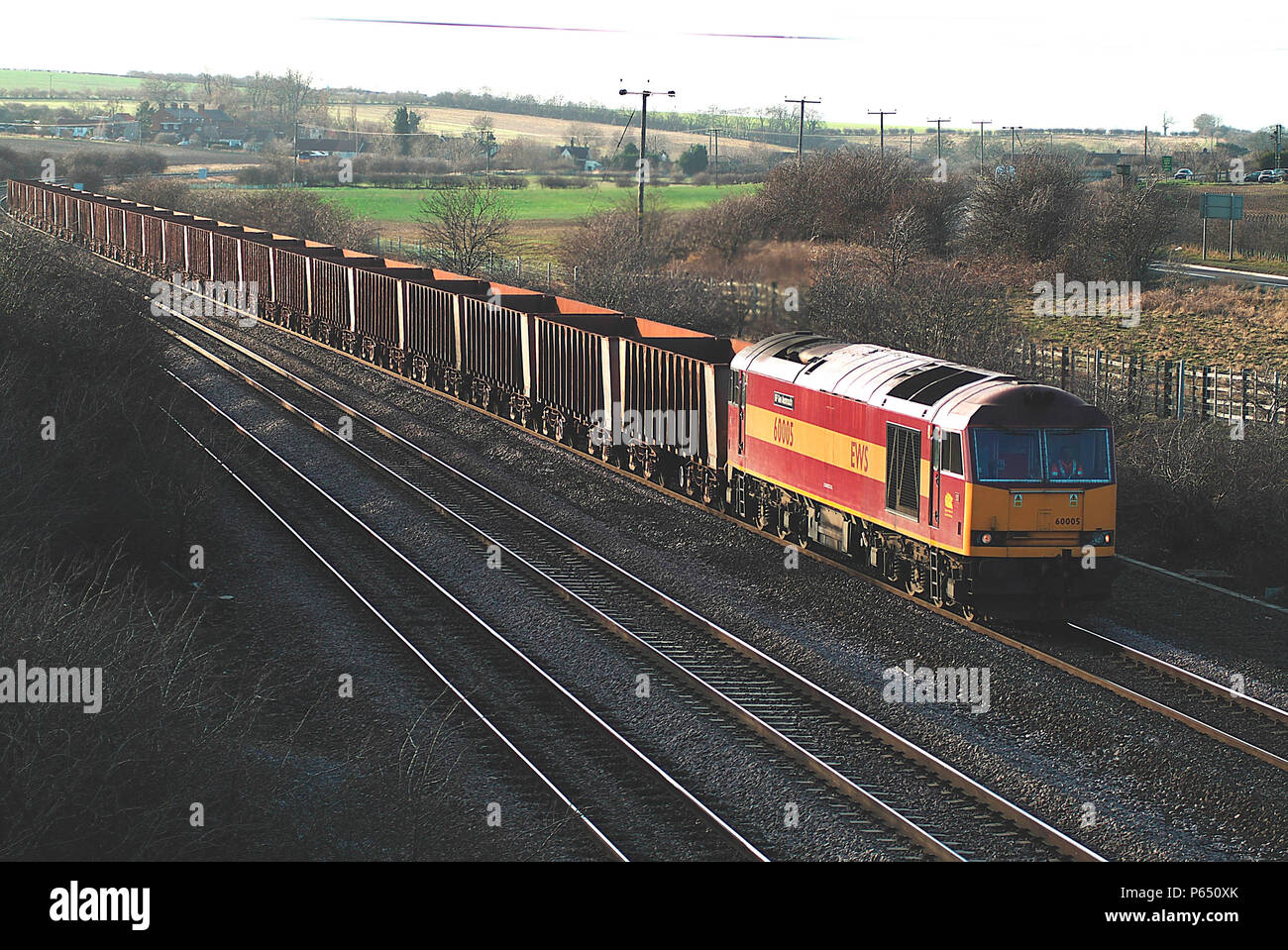 Une locomotive Classe 60 Melton Ross passe avec des wagons de minerai de fer vide Santonnier retourner à Immingham Docks de percevoir une nouvelle charge pour les s Banque D'Images