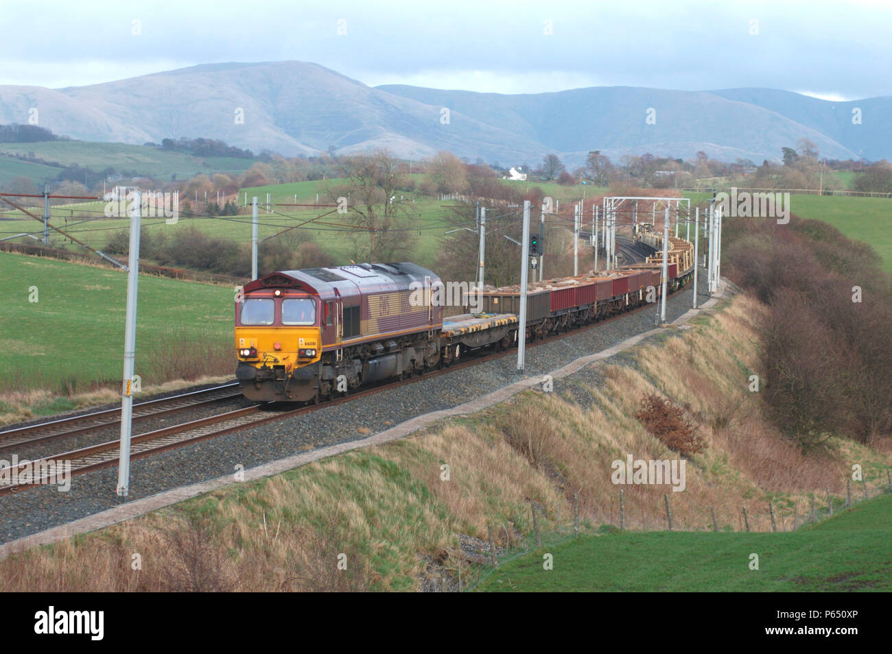 Une locomotive diesel de la classe 66 monte avec le docker passé la semaine de l'Ingénieur Civil servioce de Carlisle - Crewe Hall Basford. Mars 2005. Banque D'Images