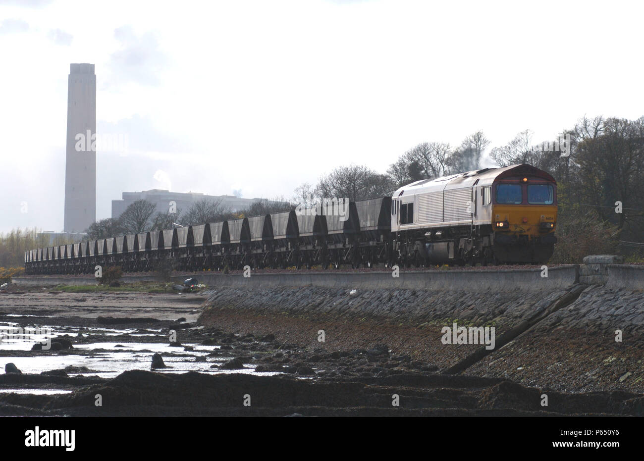 Une locomotive diesel de la classe 66 au moyen des courbes de Culross avec une rame vide mgr de Longannet power station de revenir à l'achat de carburant Hunterston. Ap Banque D'Images