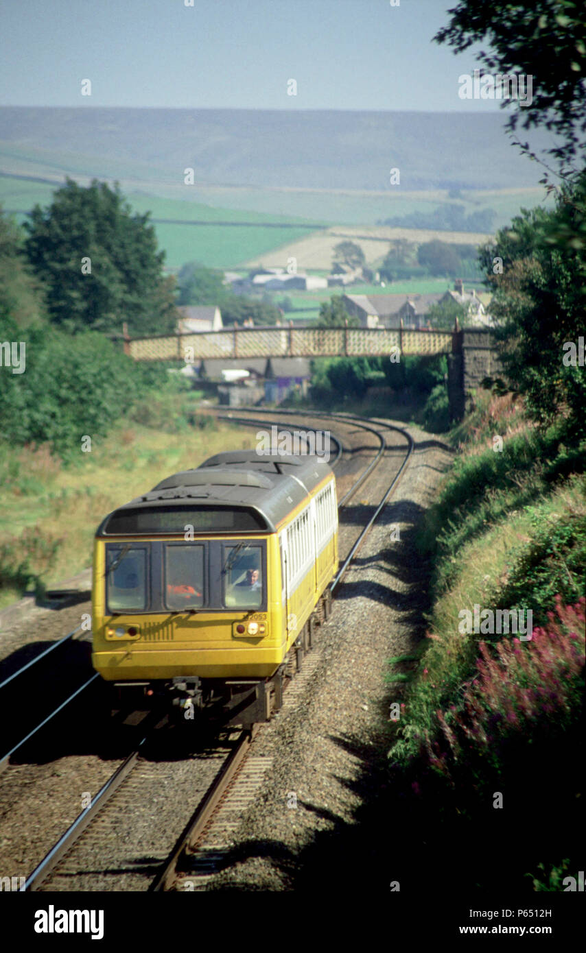 Un premier service du nord-ouest de Sheffield à Manchester Piccadilly têtes à travers le parc national de Peak District peu après, au départ de l'Chinl Banque D'Images